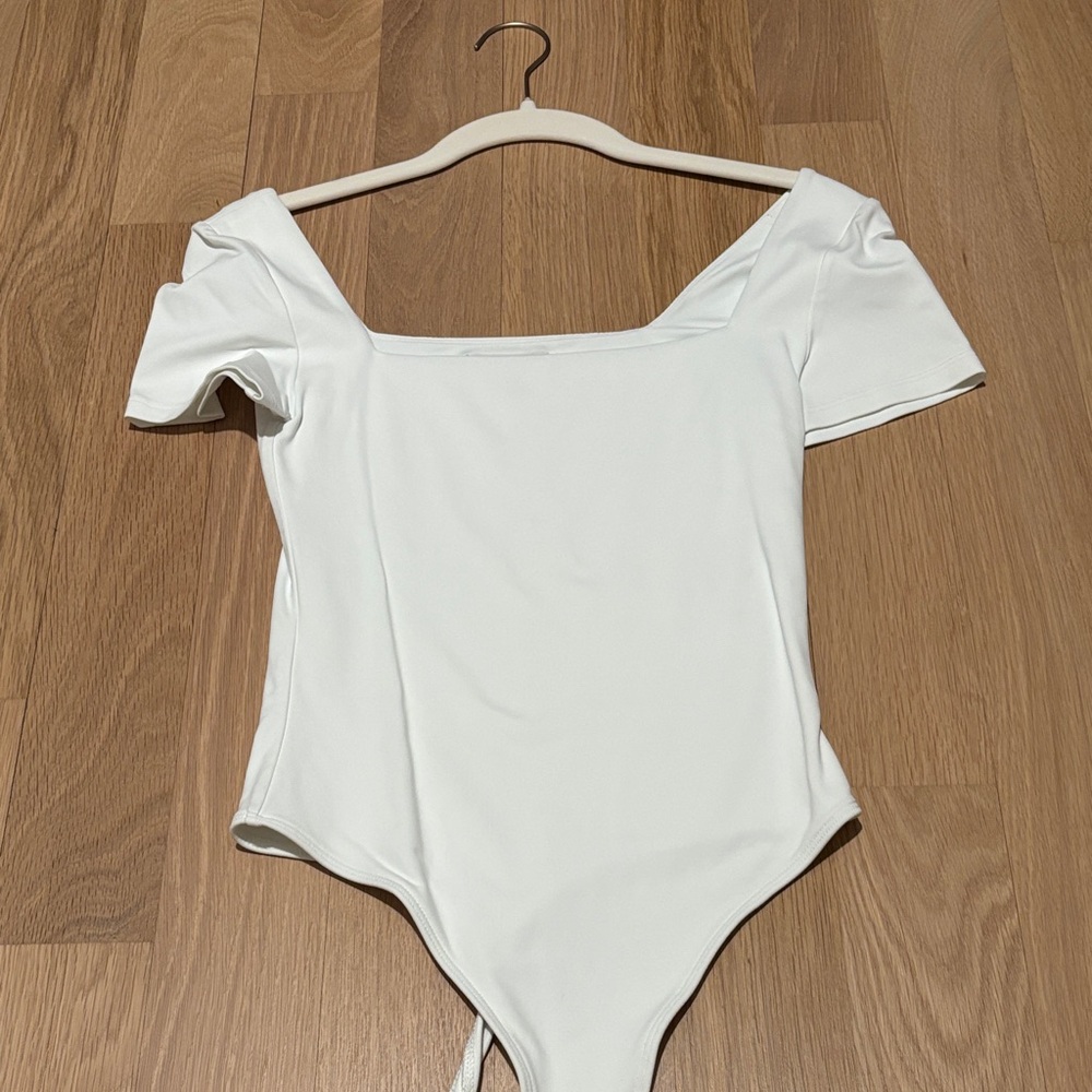 Aritzia contour short sleeve body suit